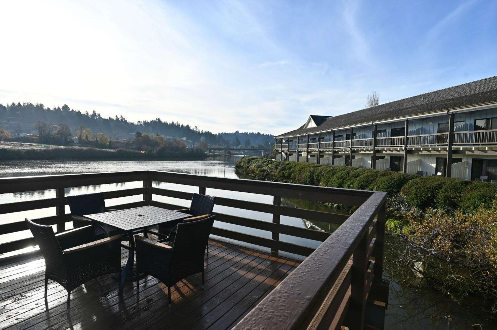 Edgewater Inn And Suites, Ascend Hotel Collection คูสเบย์ ภายนอก รูปภาพ