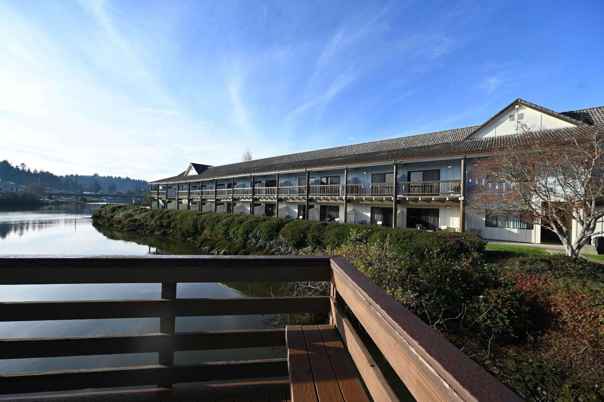 Edgewater Inn And Suites, Ascend Hotel Collection คูสเบย์ ภายนอก รูปภาพ